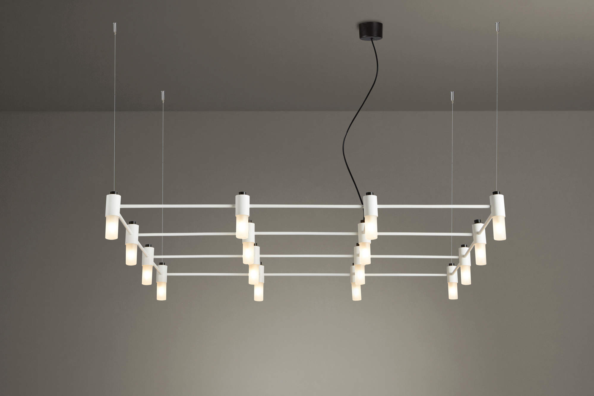 Weiße Quadrante Pendelleuchte mit 16 Leuchten, moderne Deckenleuchte für Wohnzimmer und Esszimmer.