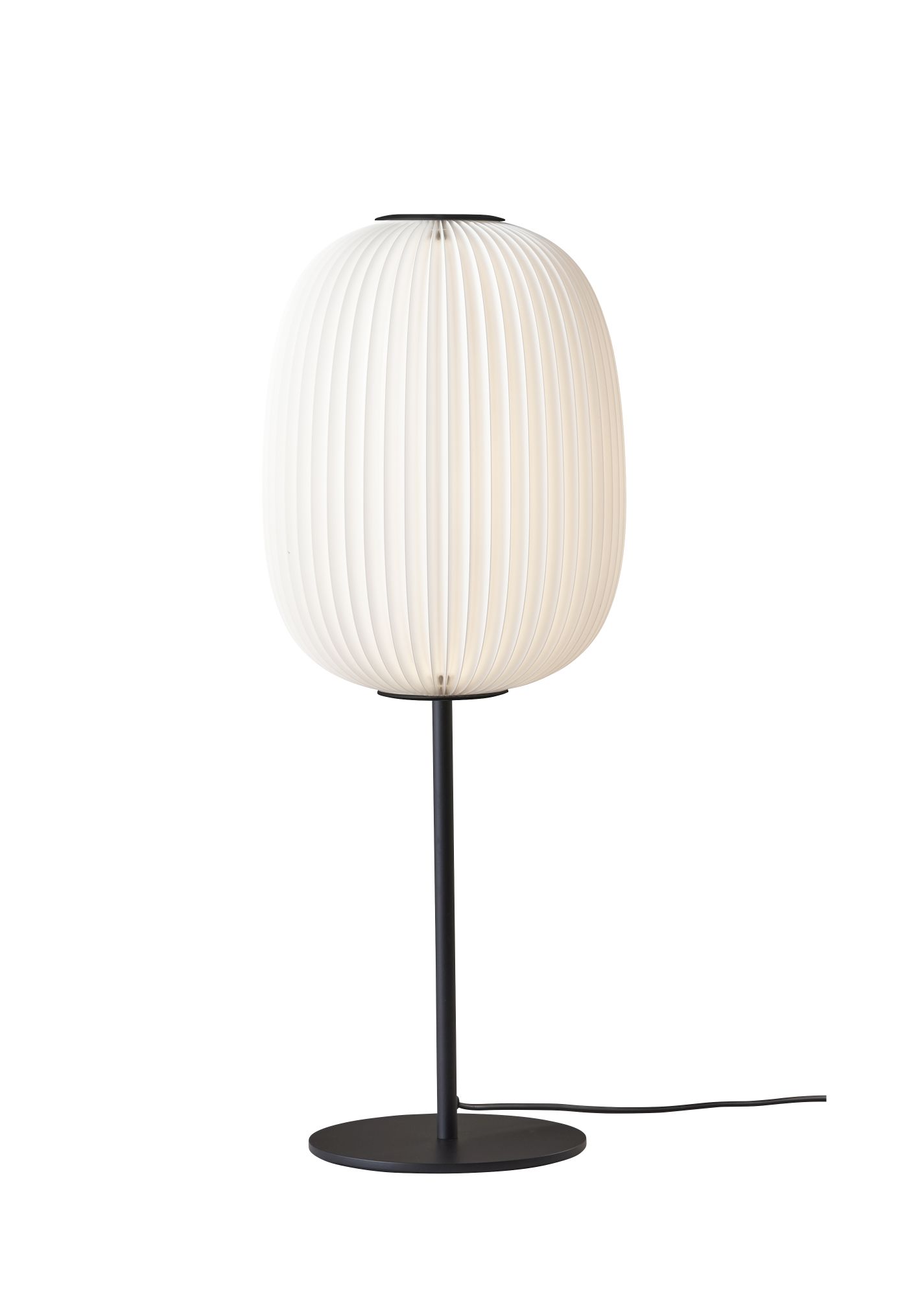 Lamella Tischleuchte von Le Klint: Elegante Lampe mit plissiertem Schirm und schwarzem Fuß.