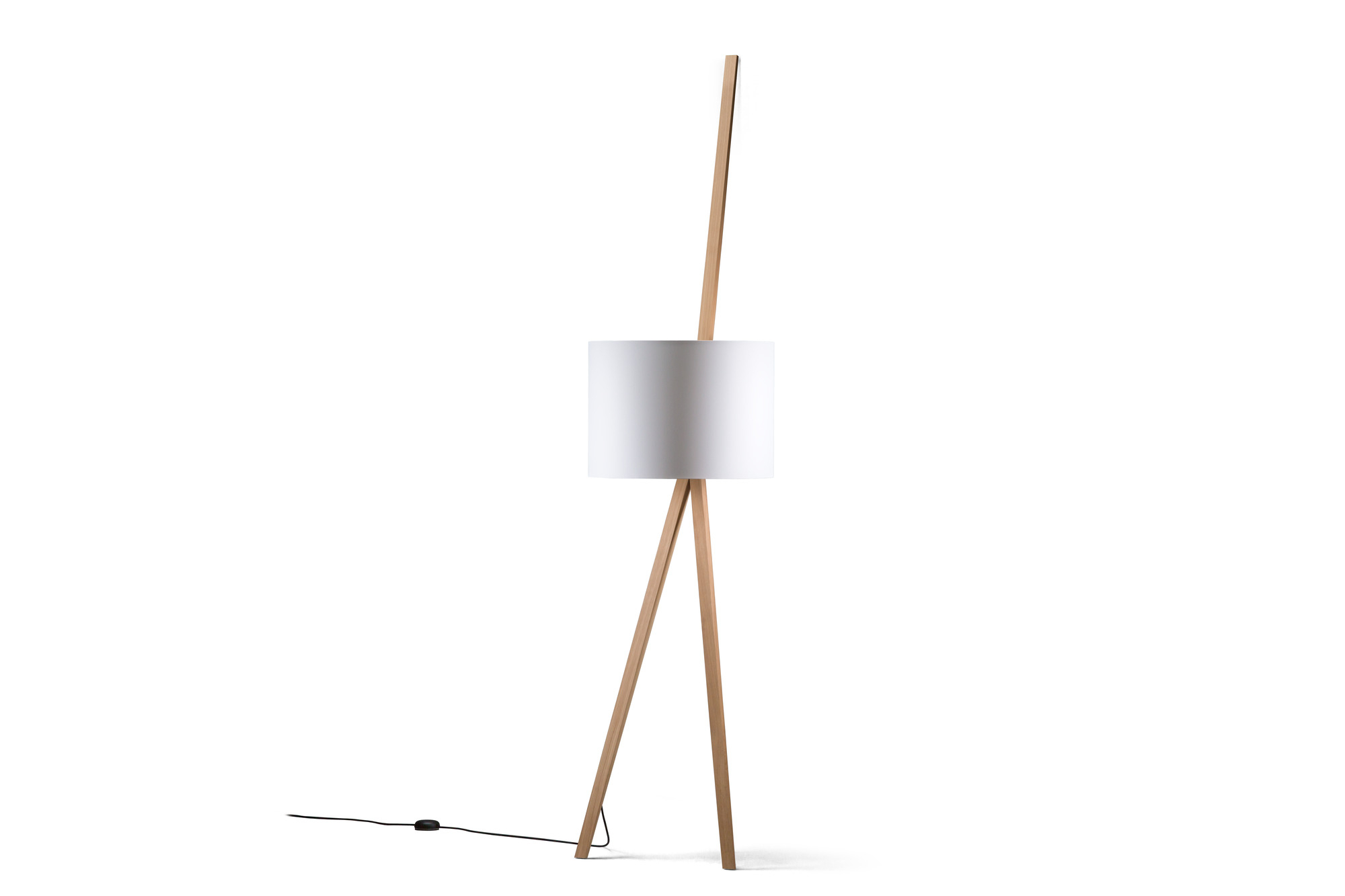 Luca Lean Anlehnleuchte von Maigrau: Stehleuchte aus Eiche mit weißem Lampenschirm für Wohnzimmer.