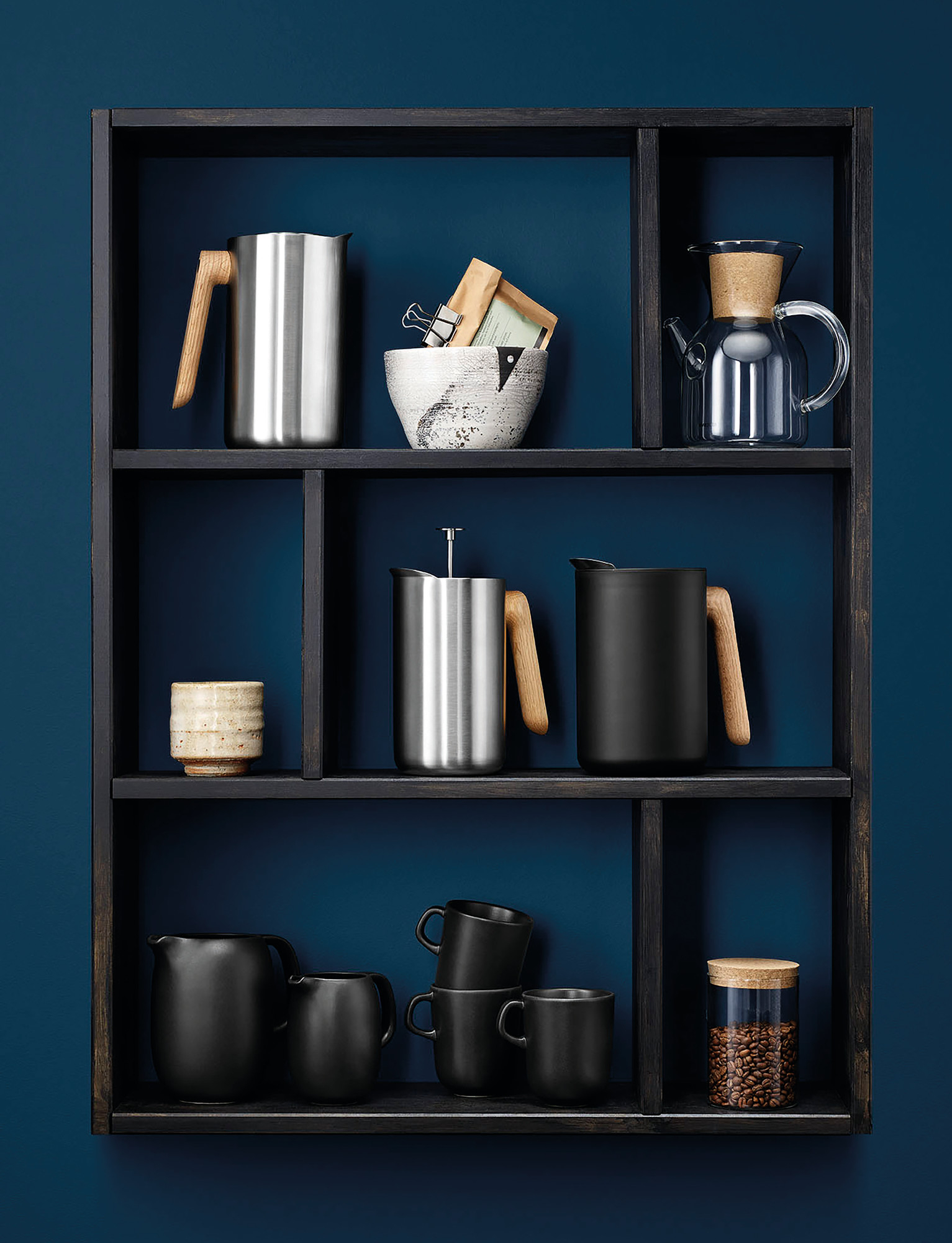 Regal mit Nordic Kitchen Kannen, Kaffeebereiter und Tassen. Eva Solo Kanne aus Edelstahl und Holzgriff.