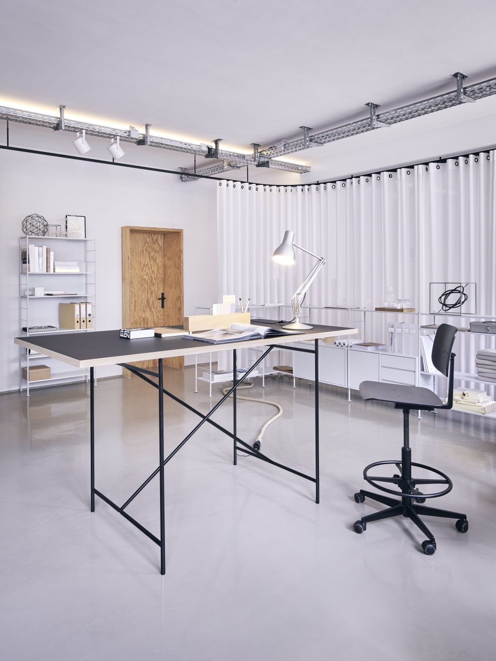 Moderner Milla Stehtisch 1100 von Richard Lampert, 180x90 cm, mit schwarzem Gestell und Arbeitsfläche.