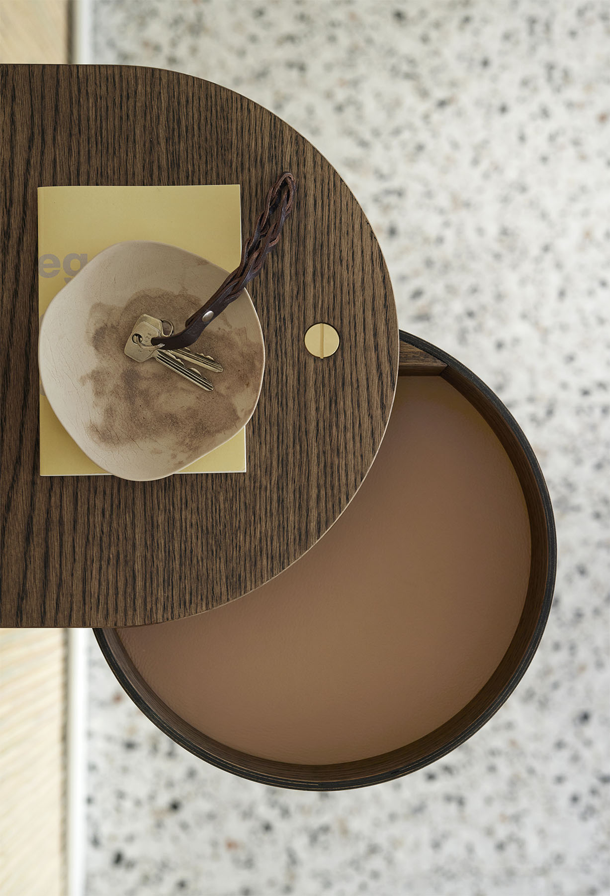 Valet Wandschublade Eiche geräuchert von Northern, Aufbewahrung mit Schlüssel, Ablage und offener Schublade, moderne Wandkonsole.