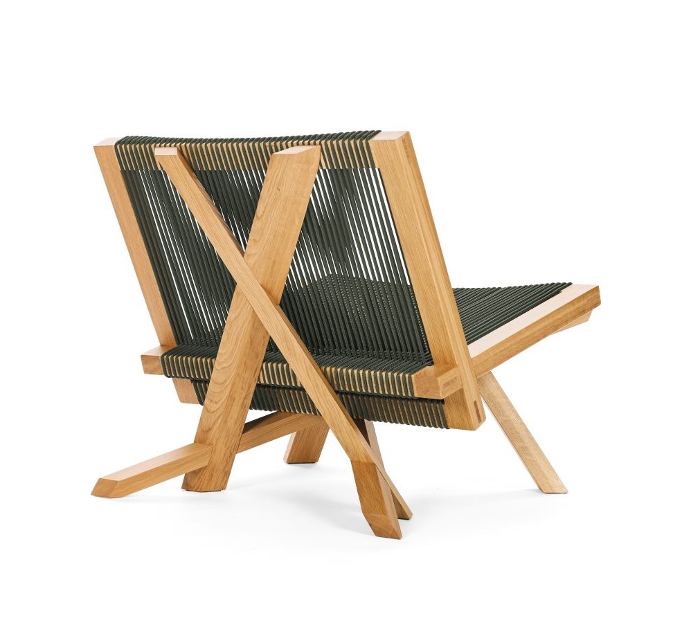 ClassiCon Volkshaus Lounge Chair Sessel aus hellem Holz mit grüner Seilbespannung, seitliche Ansicht.