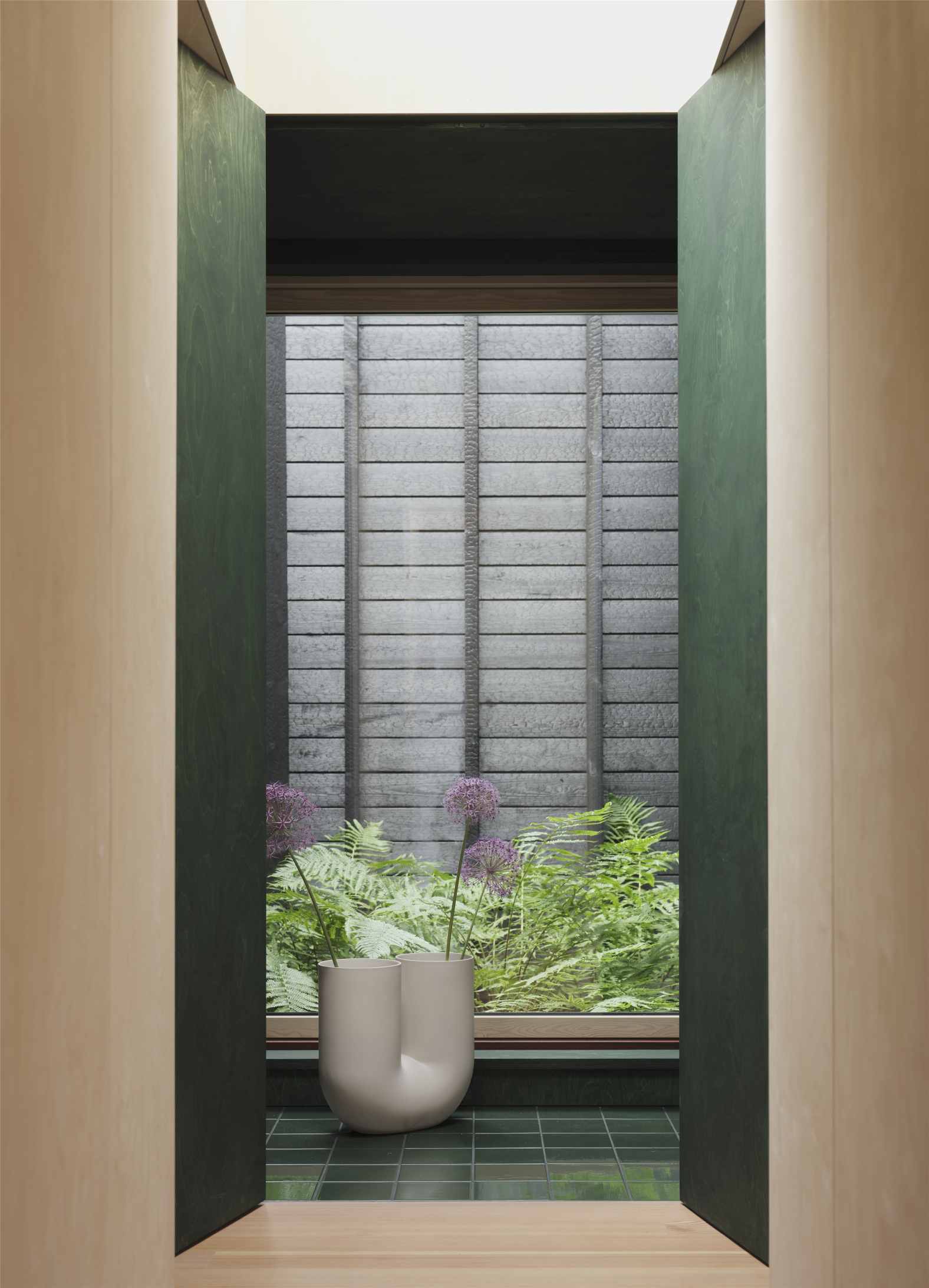 Muuto Kink Vase Sand, 39 cm hoch, mit Blumen vor einem Fenster. Moderne Design Vase.