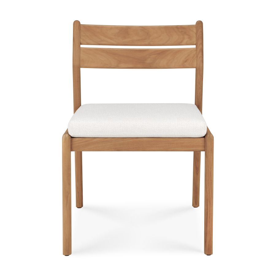 Jack Outdoor Stuhl von Ethnicraft: Holzstuhl mit weißem Sitzkissen, ideal für Garten und Terrasse.