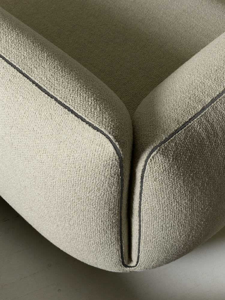 Detailaufnahme: Jalis Sofa in Hellgrau, modernes Design mit feiner Naht, hochwertiger Stoff.