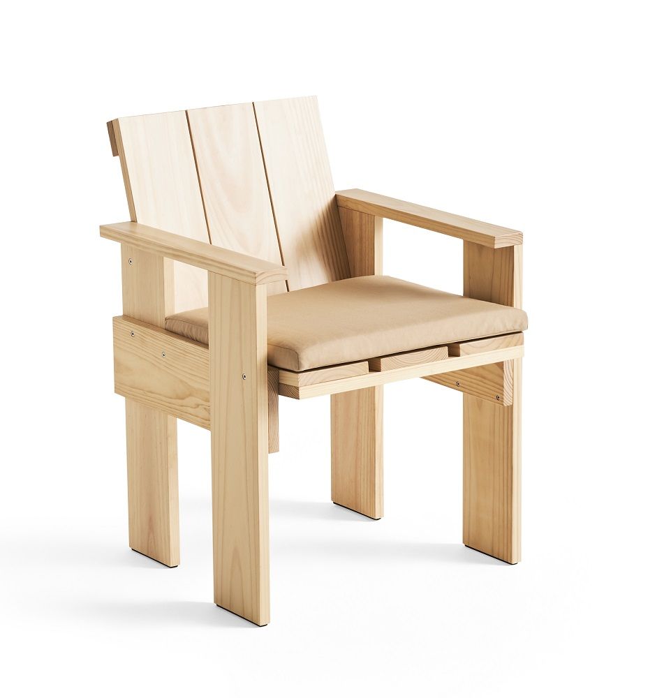 Hay Crate Dining Chair Outdoor Stuhl aus hellem Holz mit Armlehnen und beigem Sitzkissen.