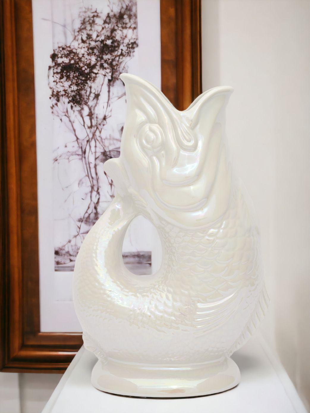 Nahaufnahme einer schimmernden, perlmuttfarbenen Gluckigluck Fischkaraffe als Deko-Objekt.