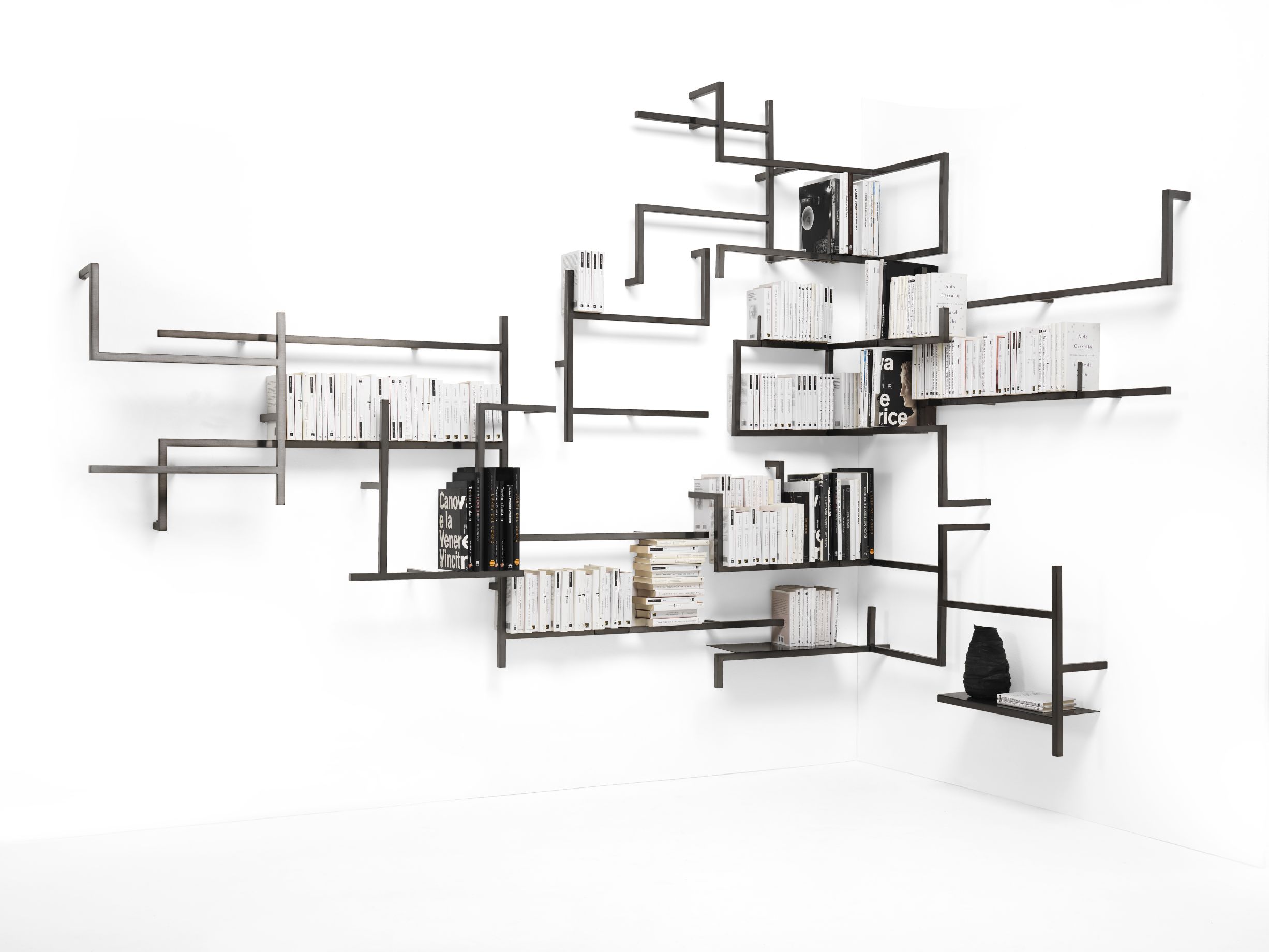 Antologia Regalbrett von Mogg, modernes Wandregal aus Metall mit Büchern und Dekoration.