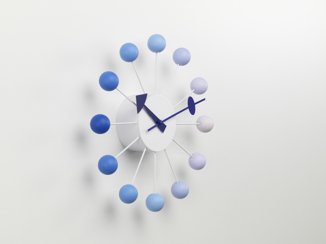Ball Clock Wanduhr Dawn Vitra LIMITED EDITION mit blauen Kugeln auf weißem Hintergrund.