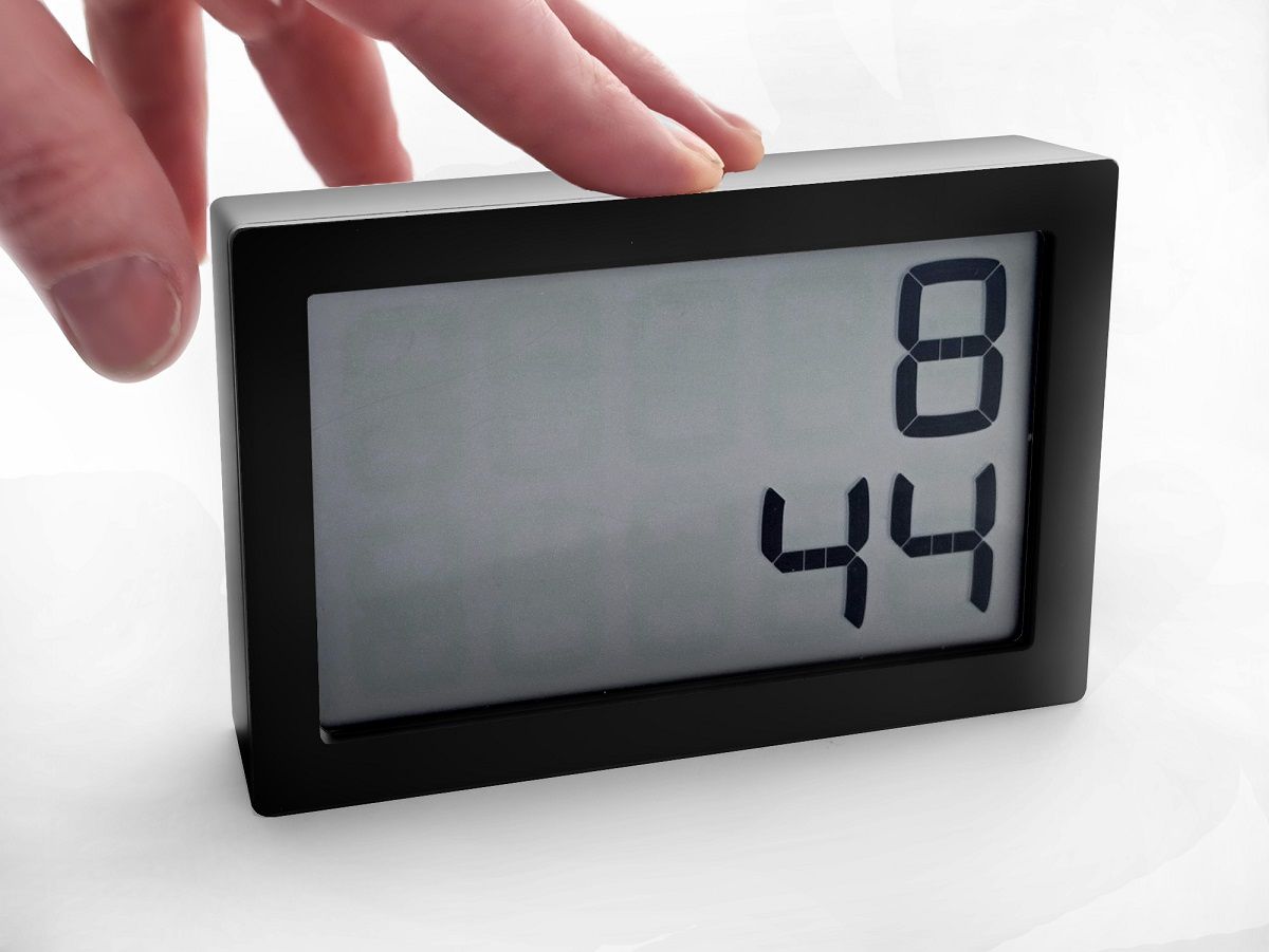 Schwarze Digitaluhr (Albert Clock) mit LED-Anzeige 8:44, geeignet als Tischuhr oder Wanduhr.