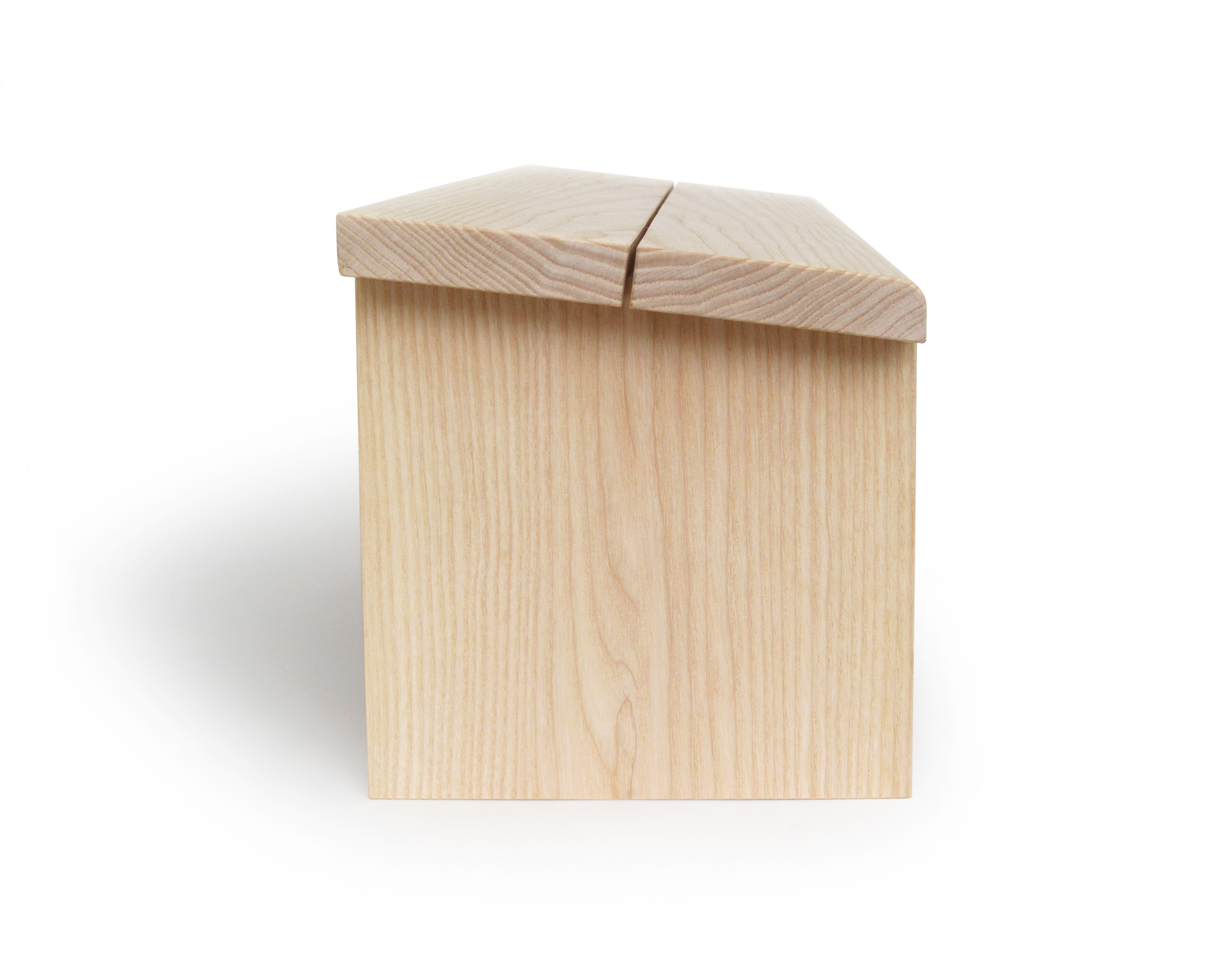 Meditationsbank aus hellem Holz, Side-by-Side Design für bequemes Sitzen bei der Meditation.