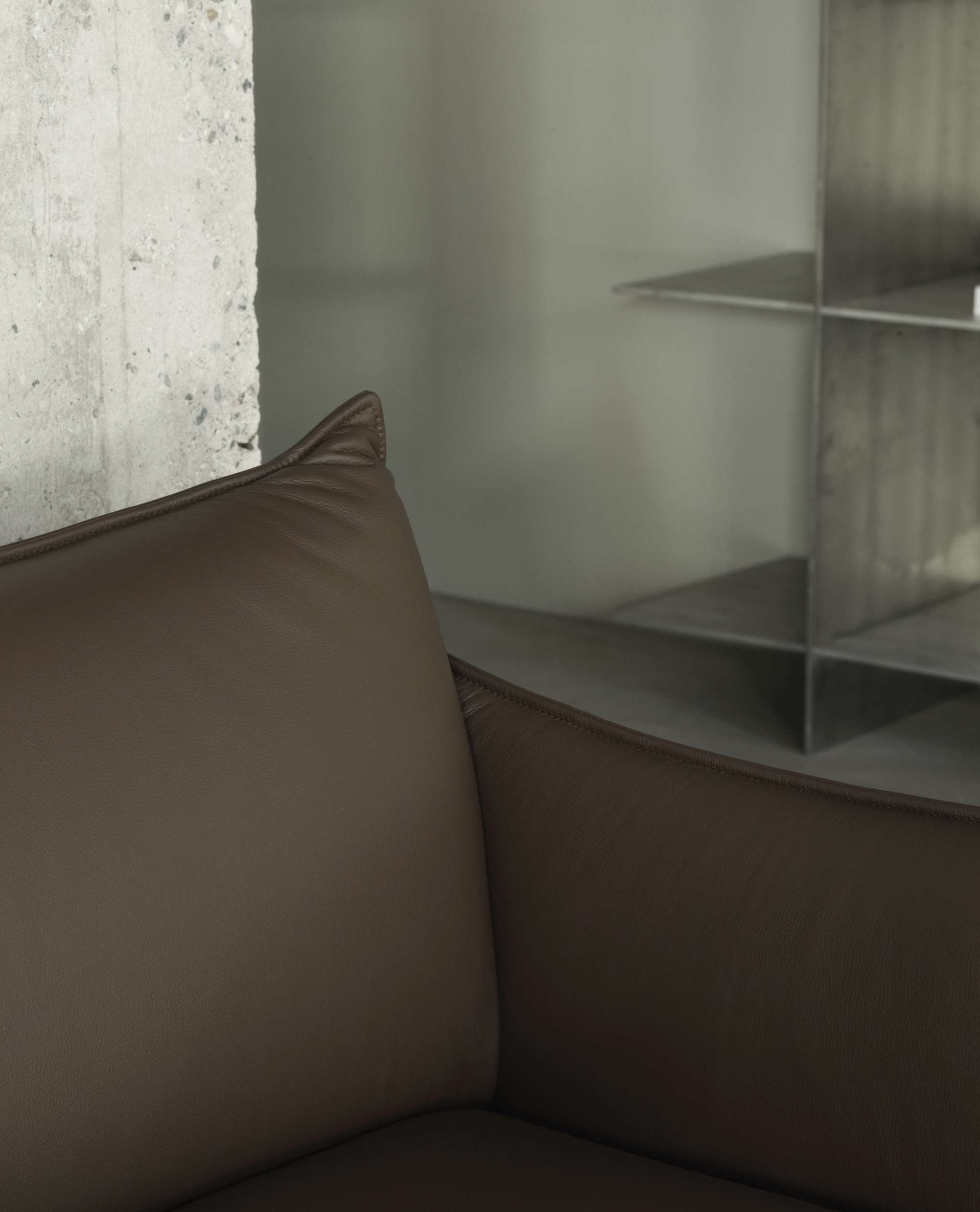 Detailaufnahme: Brauner Ark Lounge Chair Sessel von Normann Copenhagen, modernes Designmöbel.