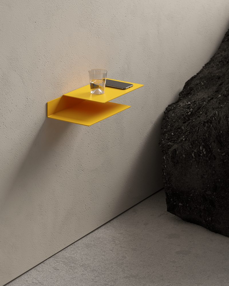 Gelbes Float Shelf Wandregal von New Tendency mit Glas Wasser und Smartphone.