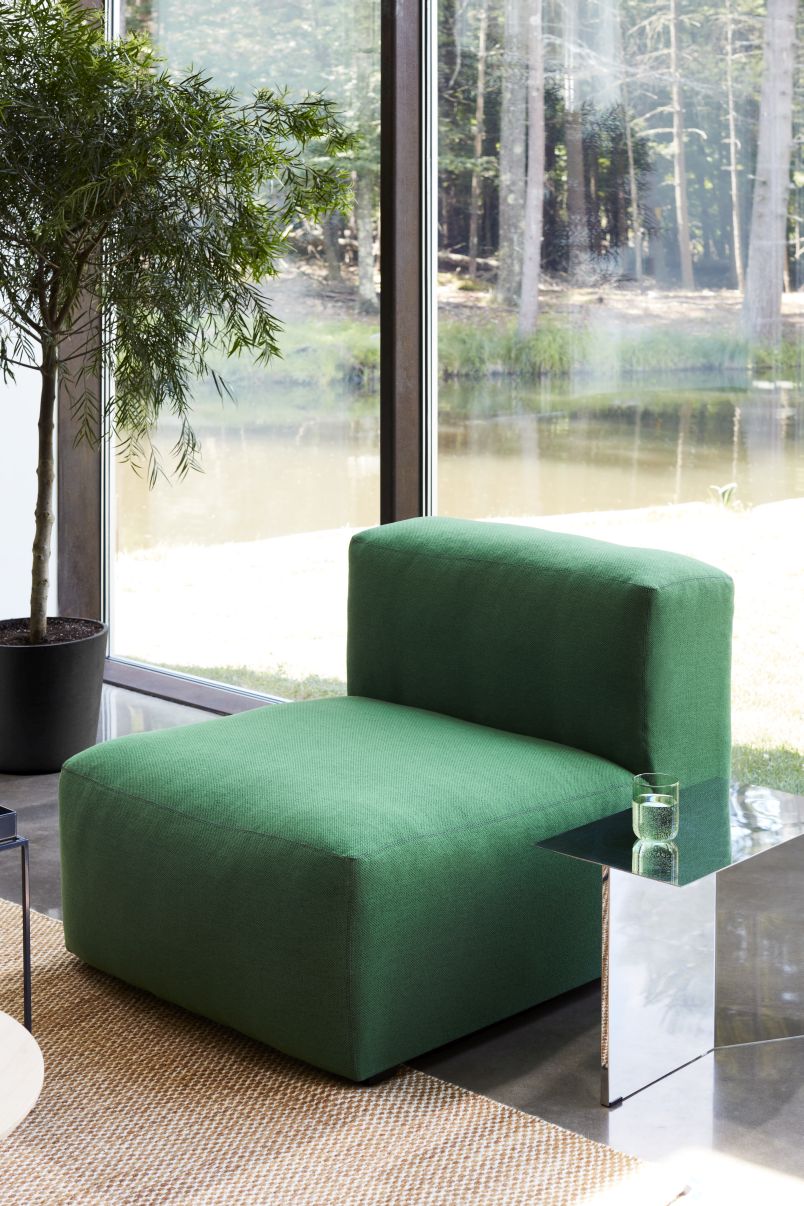 Hay Slit Table Oblong Beistelltisch, spiegelpoliert, neben einem grünen Sessel. Moderner Beistelltisch für Wohnzimmer und Lounge.