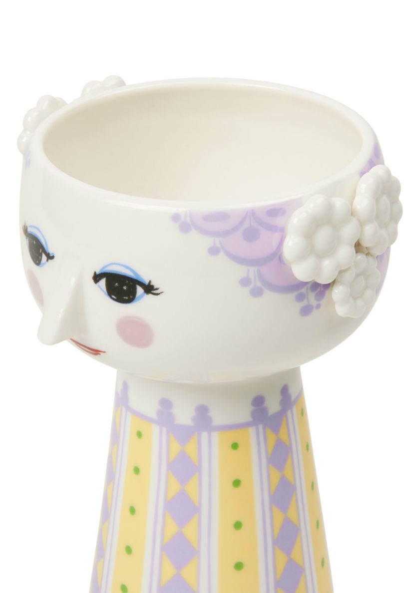 Detailaufnahme der Eva Vase H15cm Lavendel, einer dekorativen Blumenvase mit Gesicht und Blumenapplikationen.