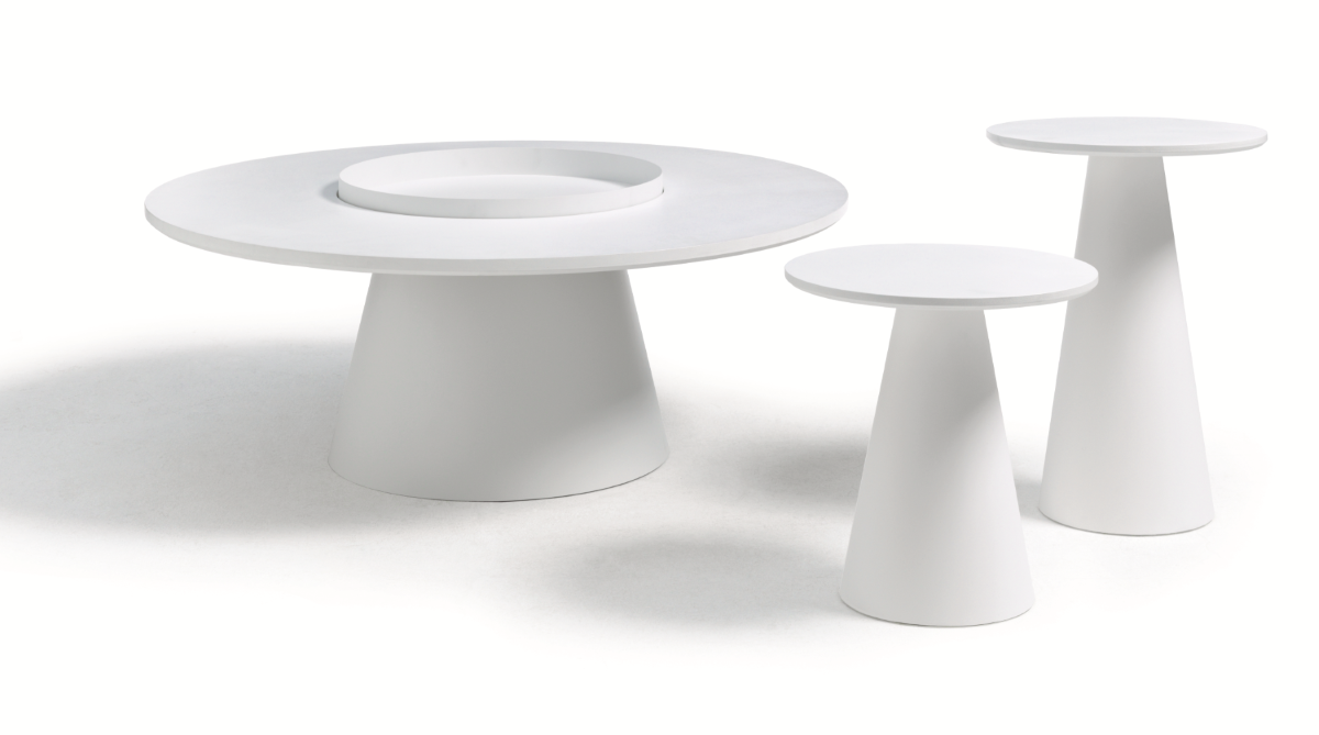 Weißer Conic Tisch rund mit zwei Beistelltischen, modernes Design für Wohnzimmer und Büro.