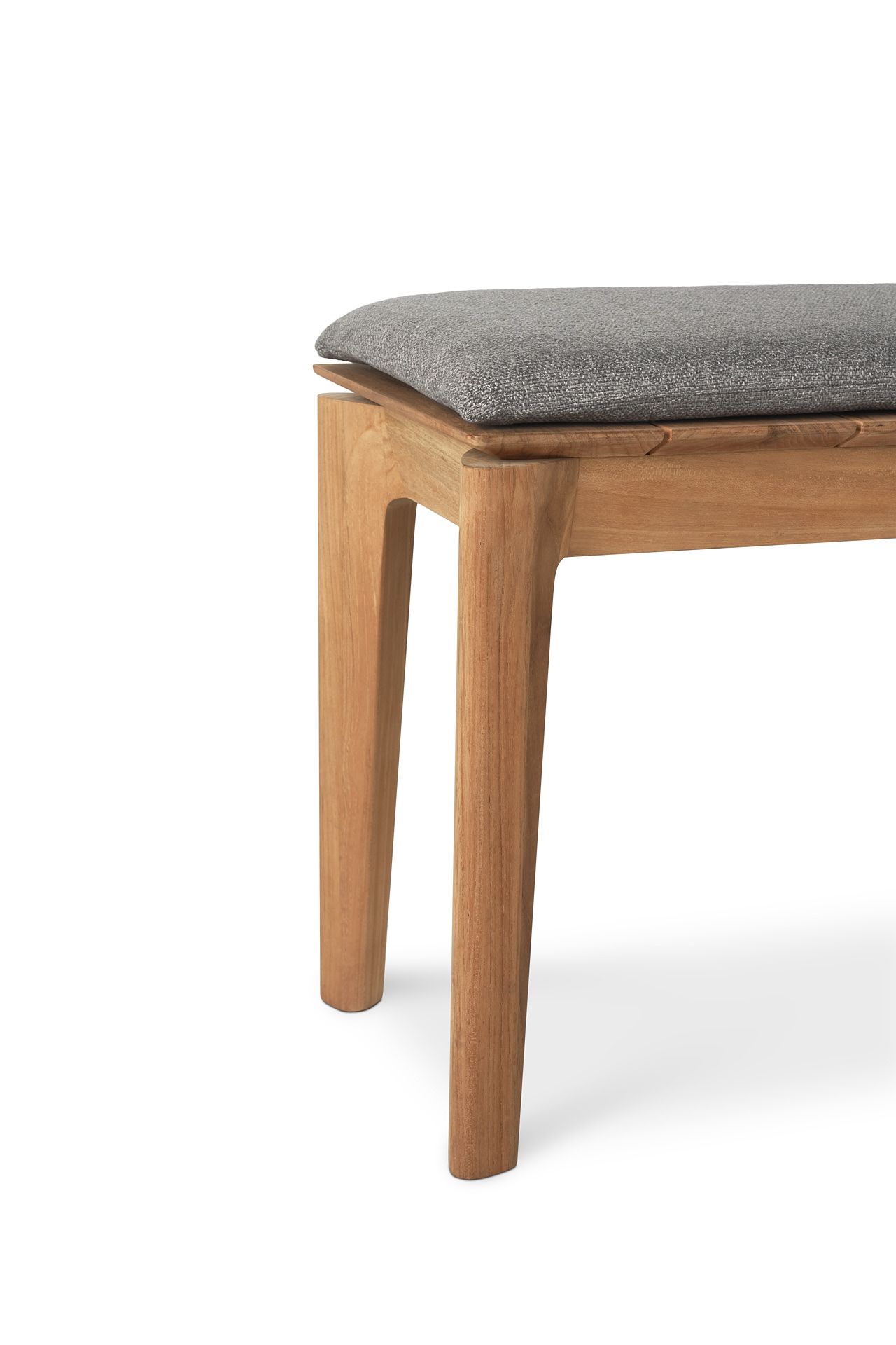 Detailansicht der Bok Bank von Ethnicraft: Teakholzbank mit grauer Sitzfläche für den Außenbereich.