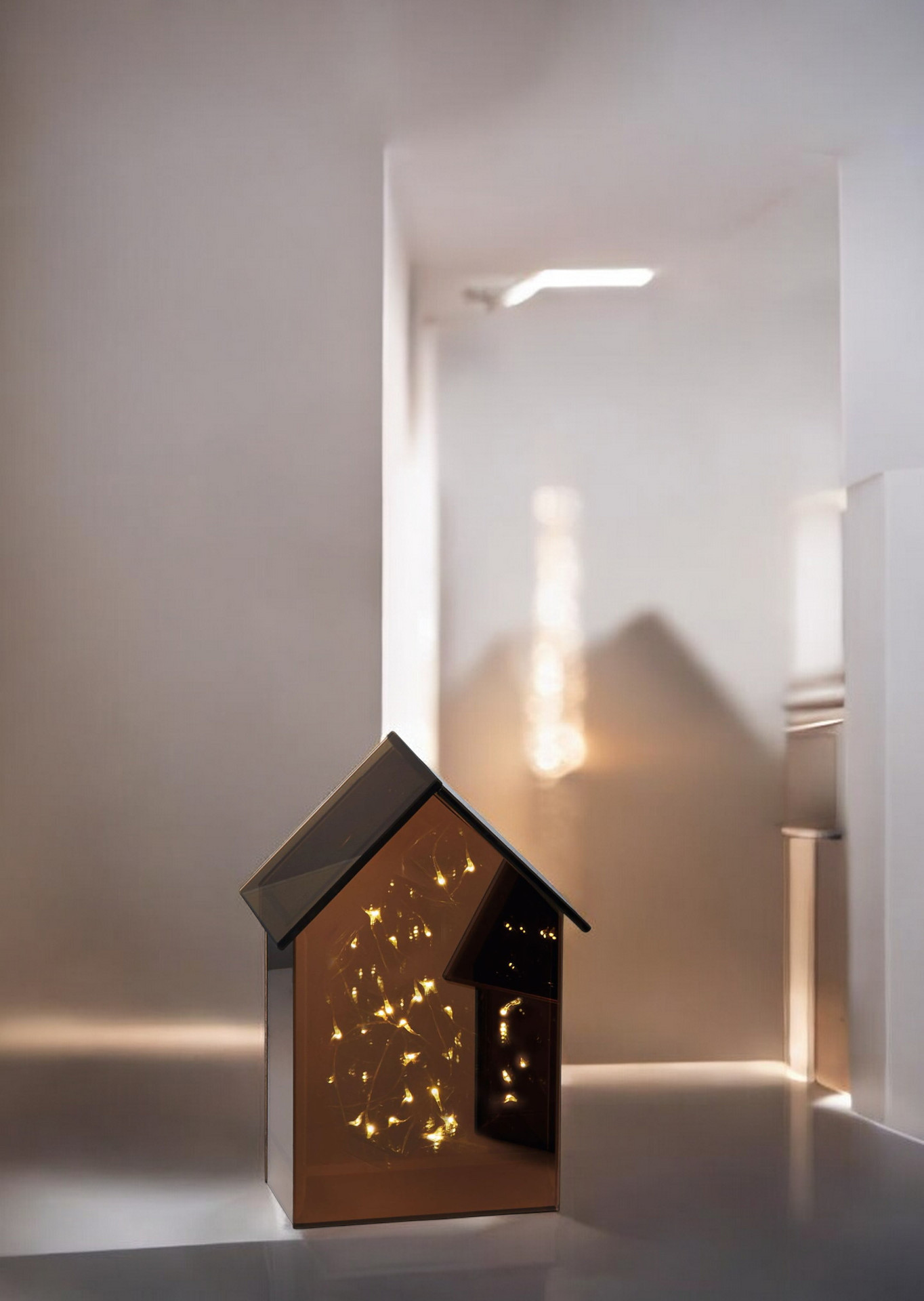 Nahaufnahme des Light House von Philippi, ein dekoratives Leuchthaus mit warmweißen Lichtern.