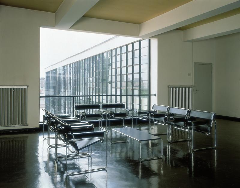 Innenaufnahme mit mehreren Wassily Sesseln von Knoll International mit schwarzem Leder und verchromtem Stahlrohrgestell.