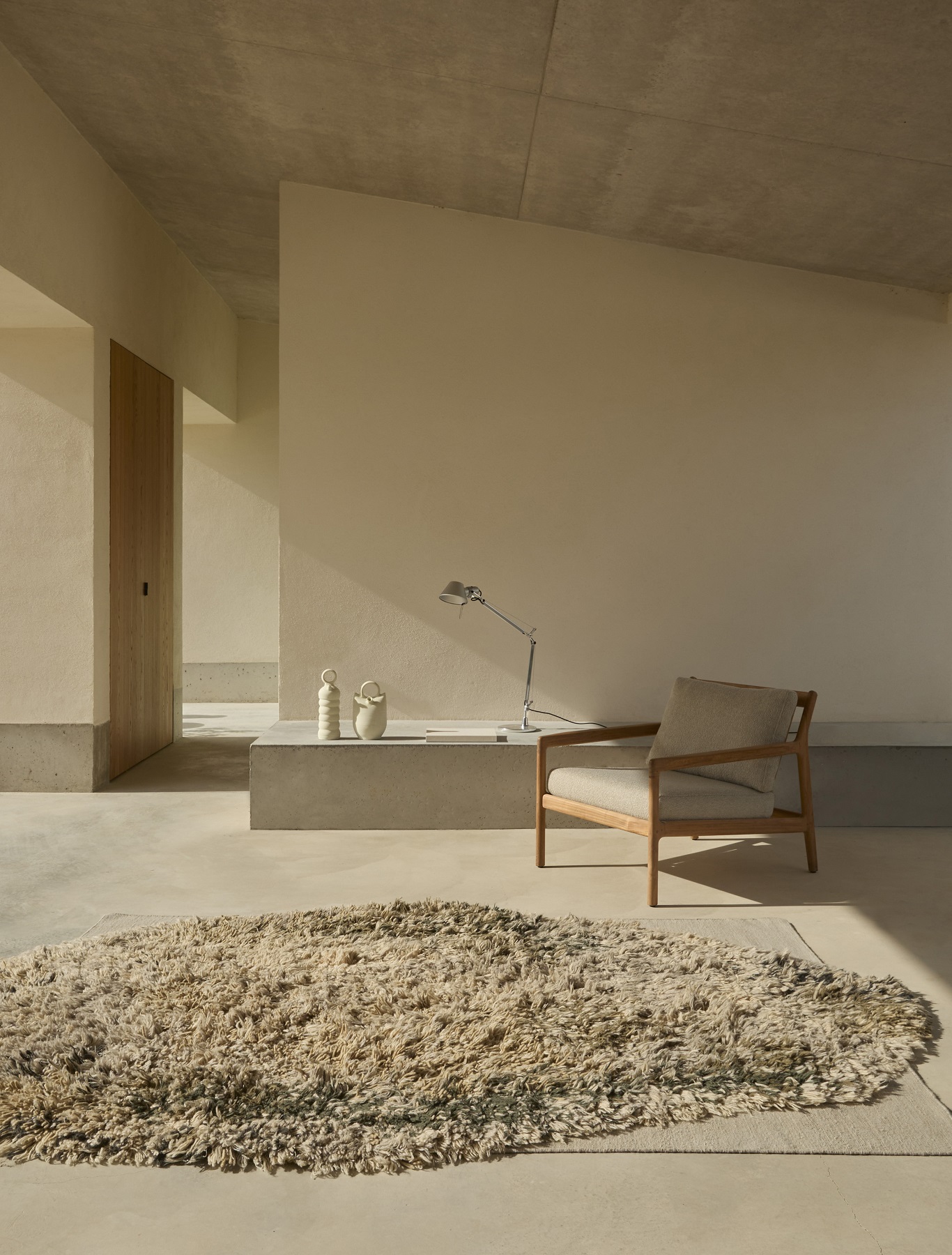 Beiger Alga Rug Teppich von Nanimarquina in minimalistischem Wohnzimmer mit Sessel und Dekoration.