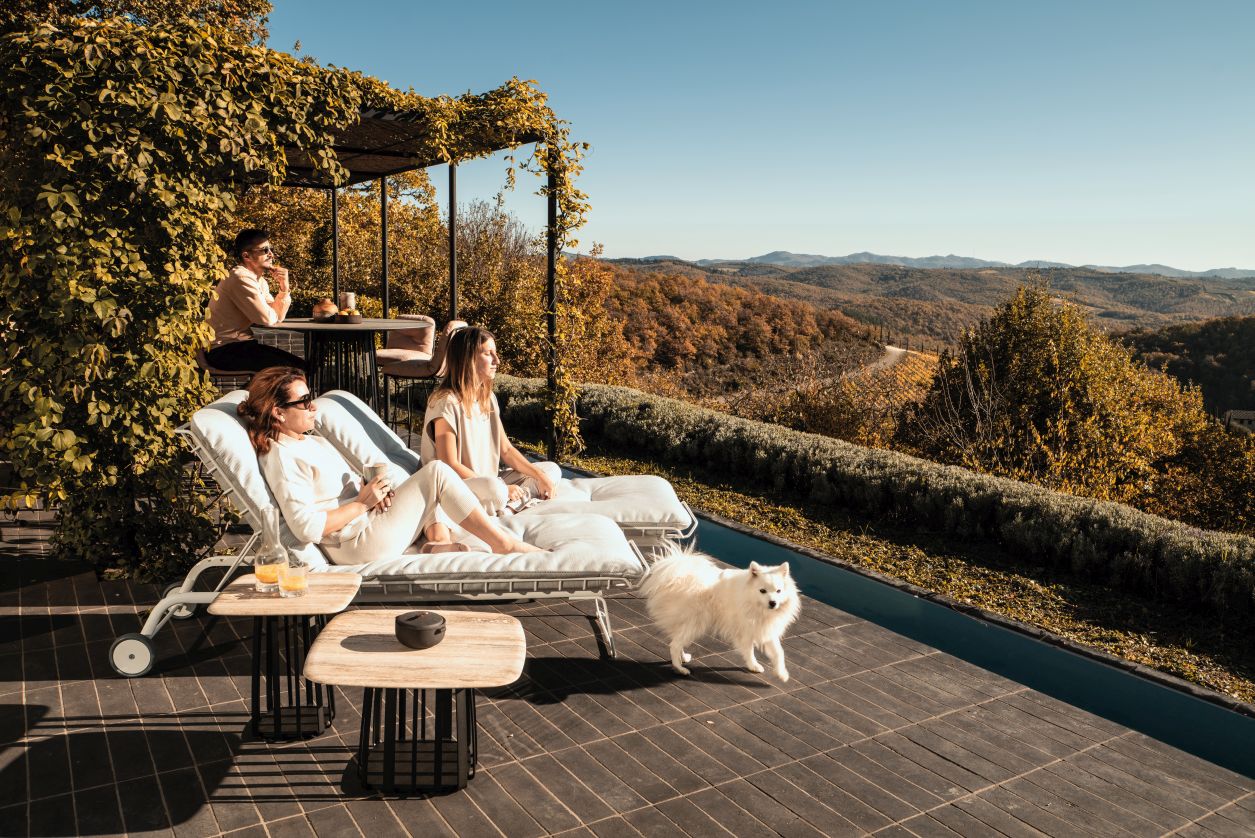 BC 09 Basket Beistelltisch von Janua aus Travatin Sriato neben Outdoor-Liegen auf Terrasse.