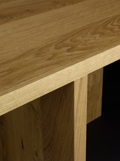 Detailaufnahme des TA18 Esstisches von e15: Massivholz Tischplatte und Tischbein aus Eiche.