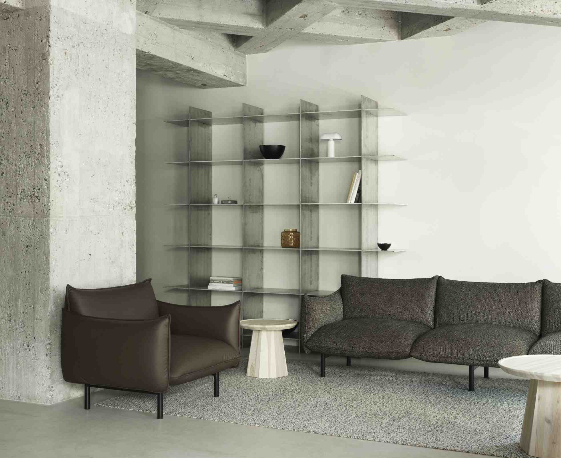 Brauner Ark Lounge Chair Sessel von Normann Copenhagen in modernem Wohnzimmer mit Regal.