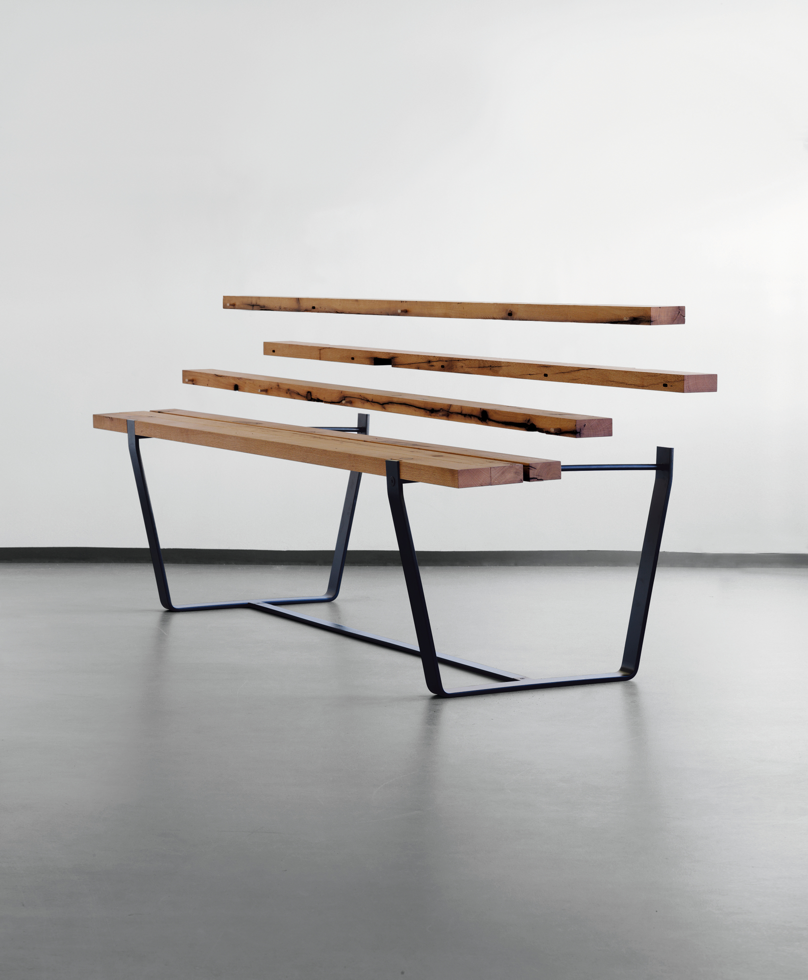 Janua BB 11 Clamp Tisch aus Eiche, roh/geölt, mit schwarzem Metallgestell. Moderner Esstisch.