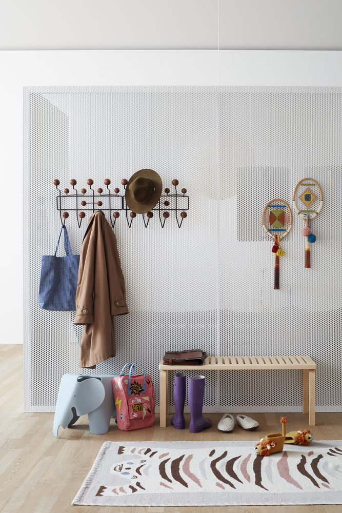 Eingangsbereich mit Garderobe, Hocker in Elefantenform, Bank, Teppich und Accessoires für Kinder und Erwachsene.