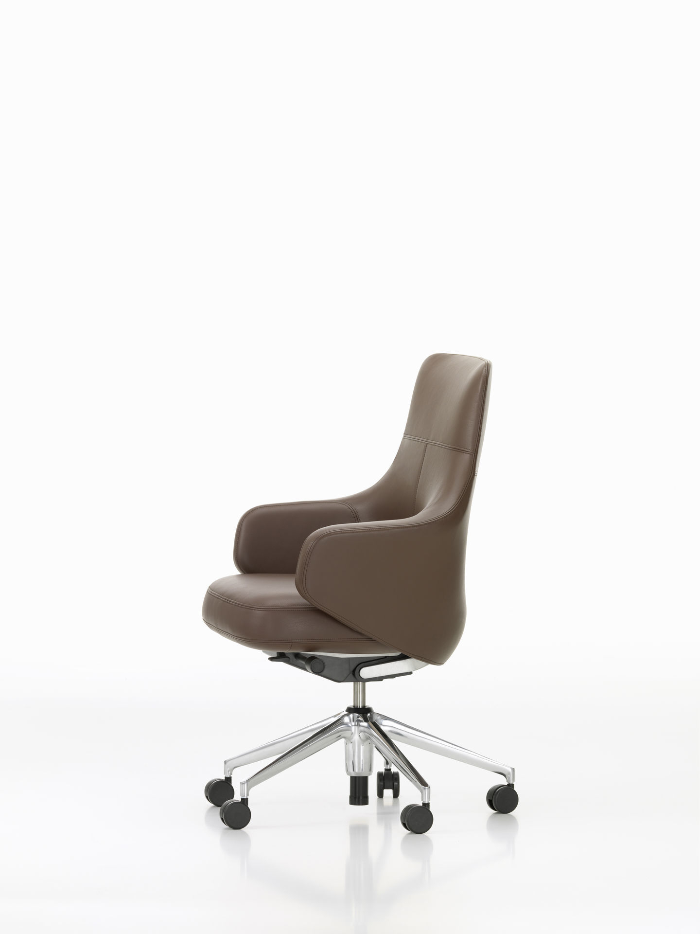 Brauner Vitra Konferenzstuhl mit niedriger Rückenlehne und Chromfußkreuz, ideal für Büro und Besprechung.
