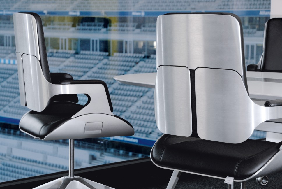 Silver SV10P Interstuhl Bürodrehstuhl mit mittelhoher Rückenlehne, silbernem Gestell und schwarzem Lederbezug.