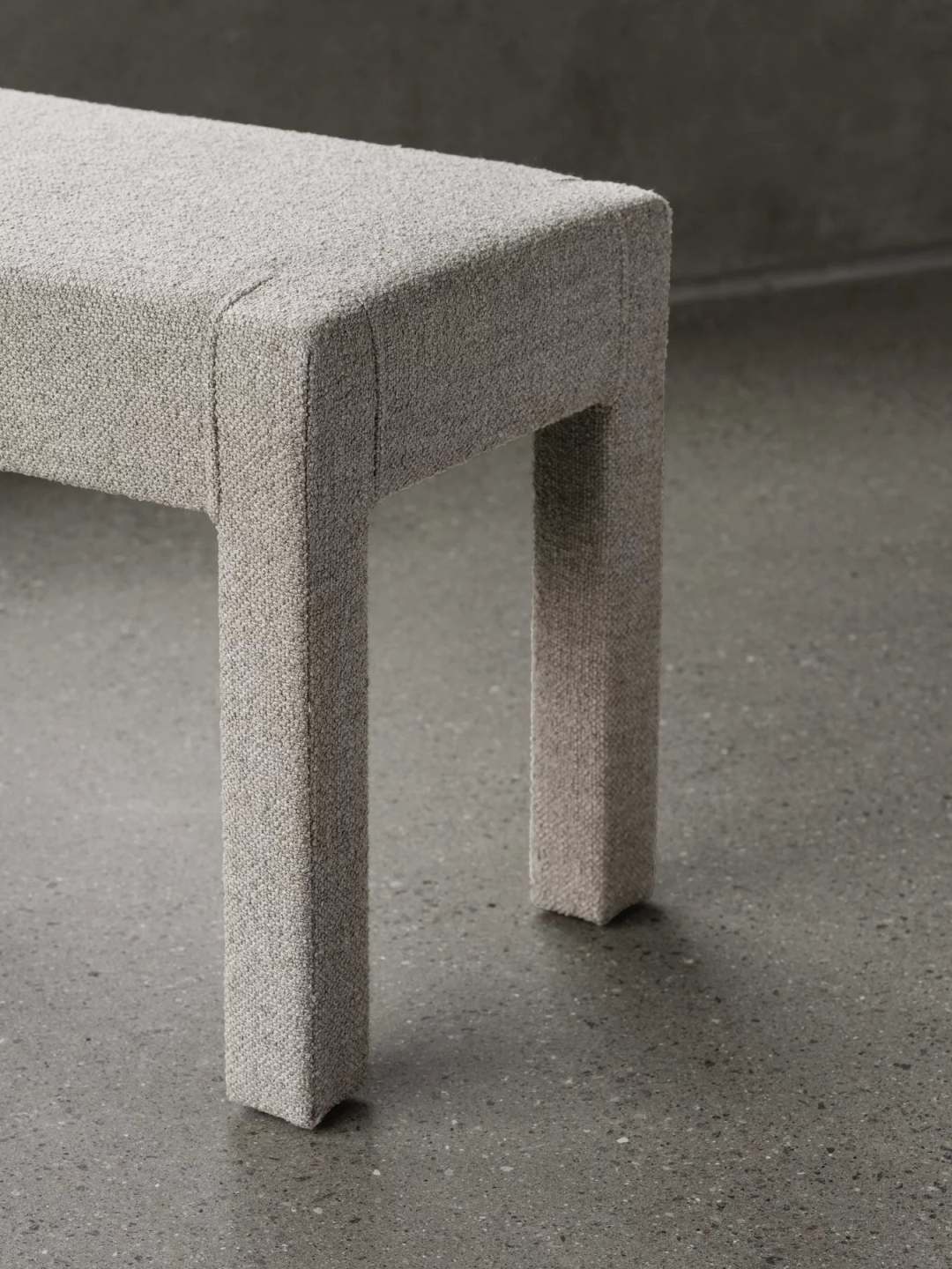 Detailaufnahme der Sitta Bank von Blomus, eine moderne, graue Sitzbank mit Stoffbezug.