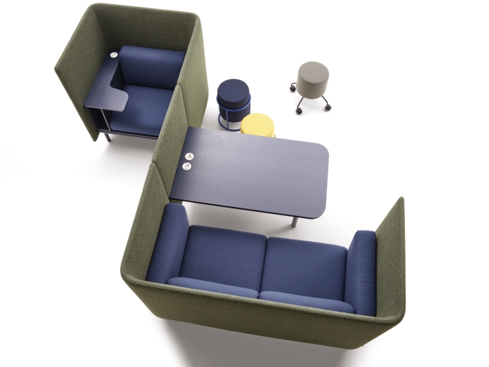 Floater Sofa: Modernes 2-Sitzer Sofa von Cor mit grüner Umrandung und blauen Sitzflächen.