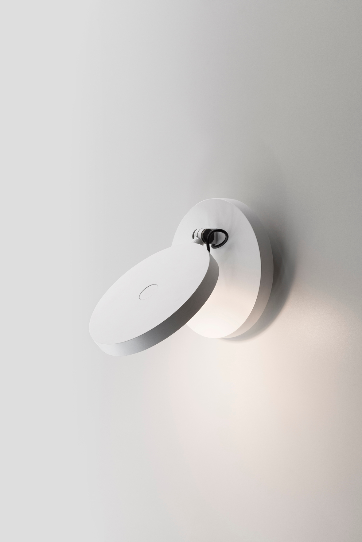 Weiße Demetra Faretto Wandleuchte von Artemide mit Schalter, modernes Design, Wandbeleuchtung für Schlafzimmer und Wohnzimmer.