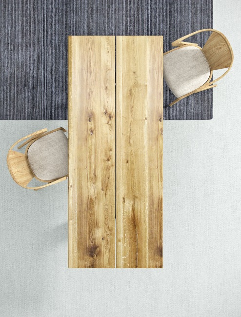 Draufsicht: Natt Esstisch Trebord aus hellem Holz mit zwei Stühlen auf Teppich.