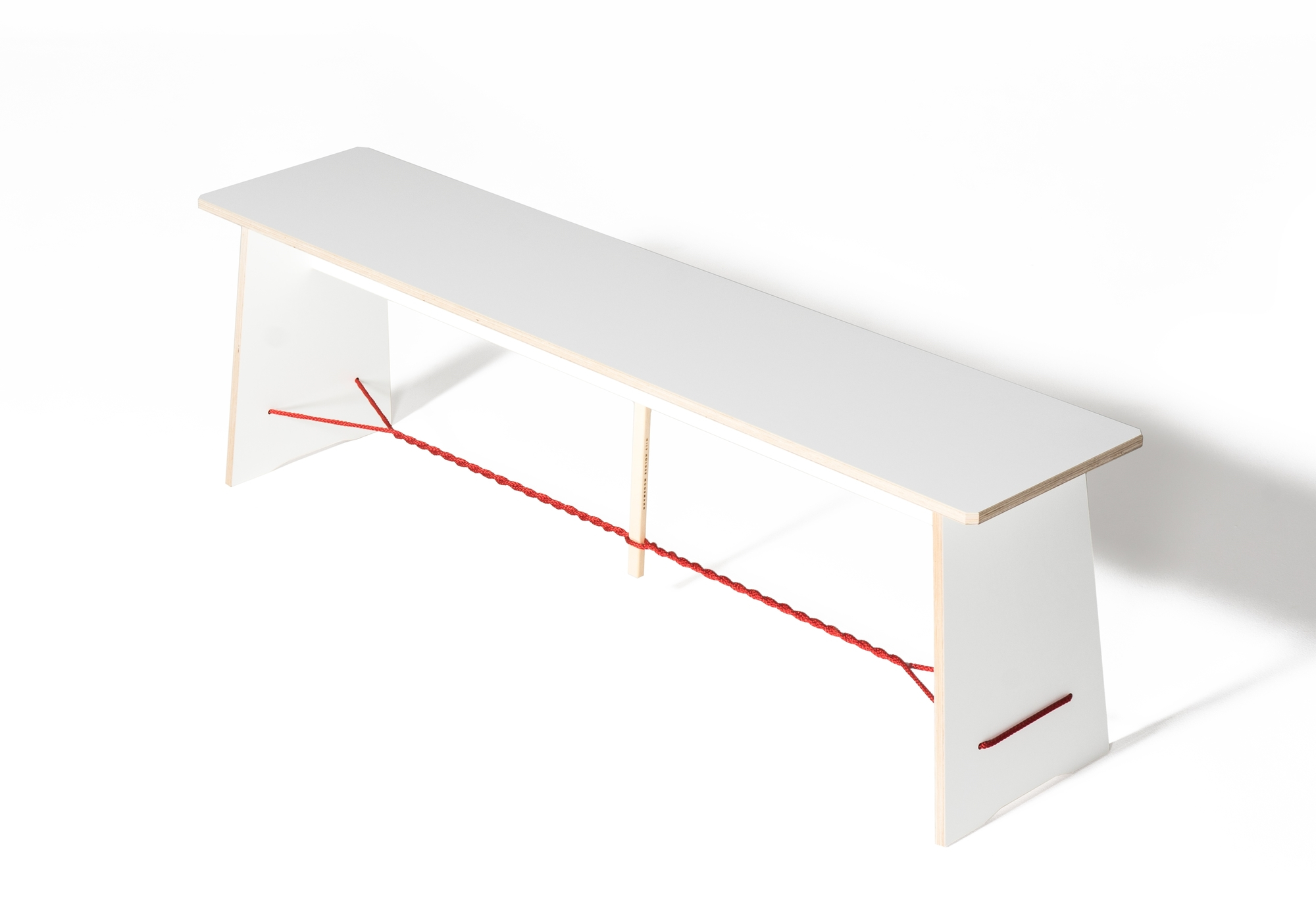 Langer Max Sitzbank 90 cm von Nils Holger Moormann, schwarz mit rotem Seil.
