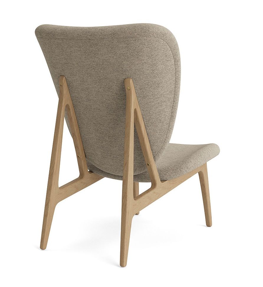 Rückansicht des NORR11 Elephant Lounge Chairs: Stoffbezug in Beige, Holzgestell. Design Sessel.