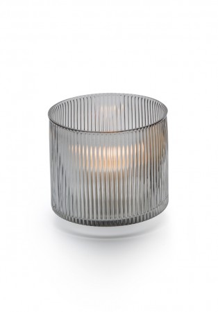 Graues Line Windlicht von Philippi mit feiner Rillenstruktur und warmem Kerzenlicht im Inneren.