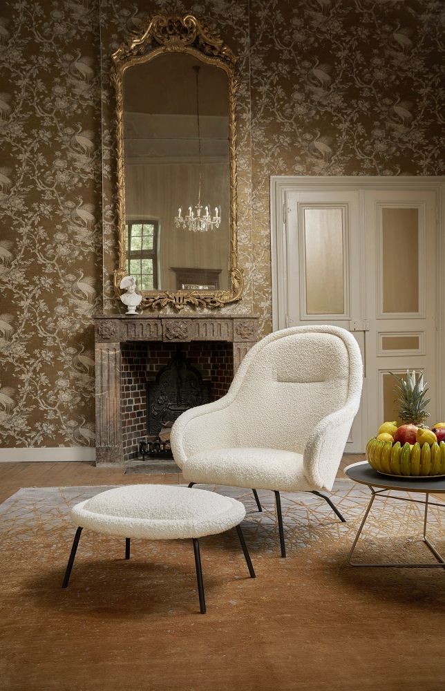 Beiger Ona Lounge Chair Sessel von Freifrau Manufaktur mit Hocker in edlem Interieur.