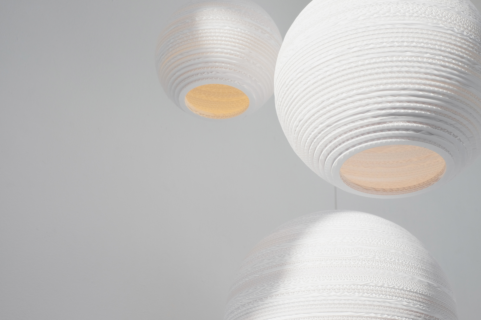 Drei weiße Scraplights Hängeleuchten von Graypants, sphärisch und aus recycelter Pappe, im Detail.