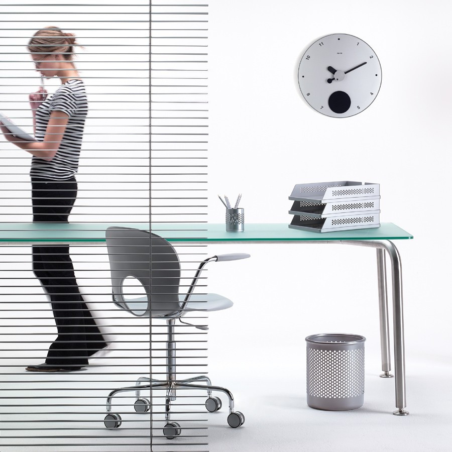 Weiße Contrattempo Wanduhr von Rexite mit Pendel im modernen Büroambiente. Designer Wanduhren für stilvolles Wohnen.