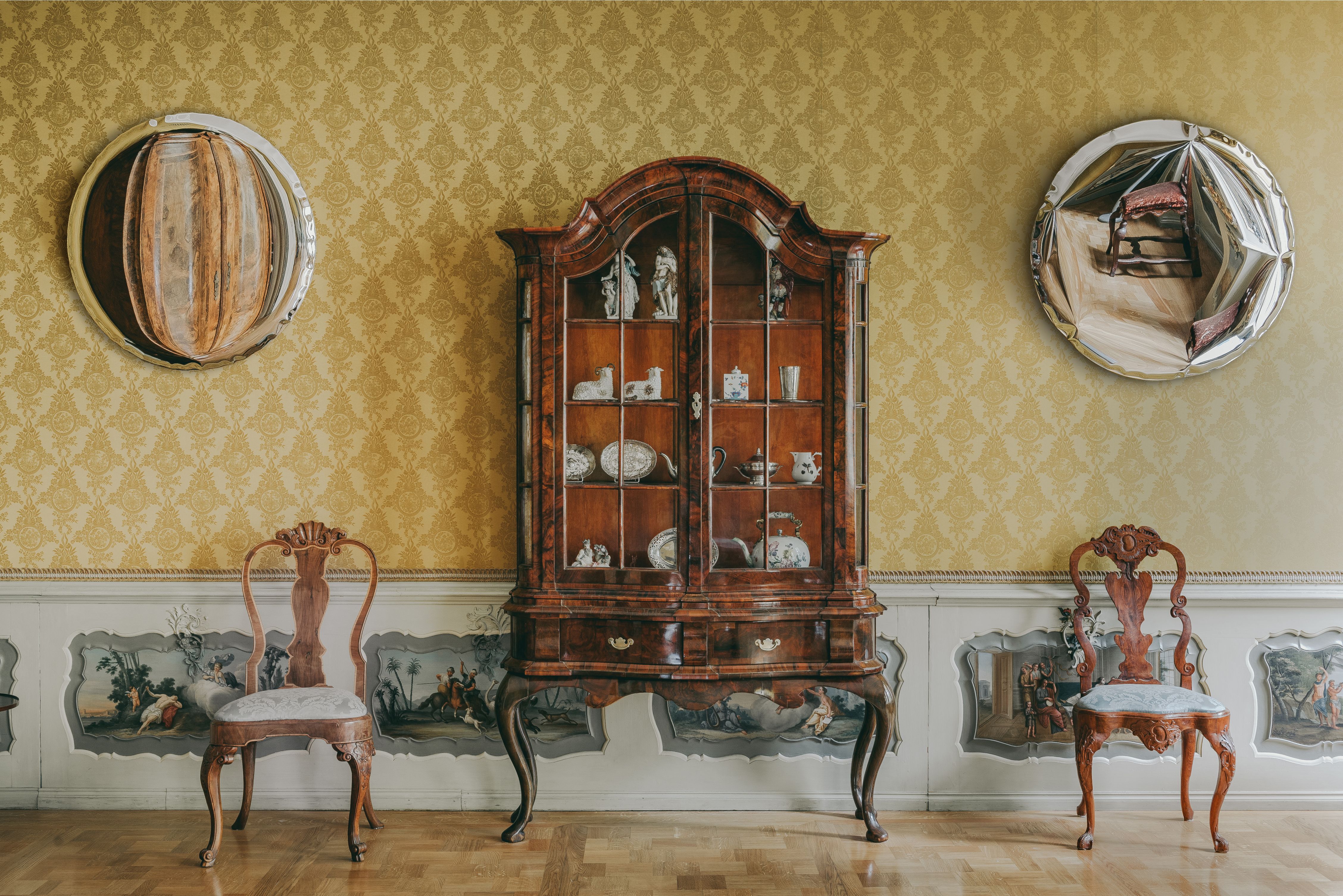 Oko Inox Spiegel von Zieta, runder Design-Spiegel aus Edelstahl an einer Wand.