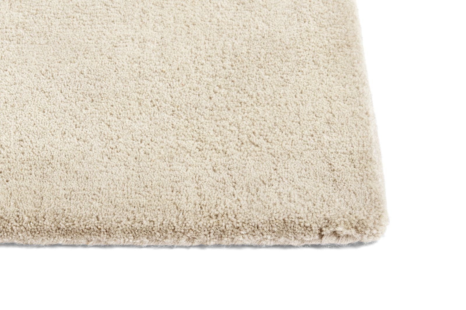 Detailaufnahme des beigen Hay Raw Rug No 2 Teppichs, weiche Textur, modernes Wohnaccessoire.