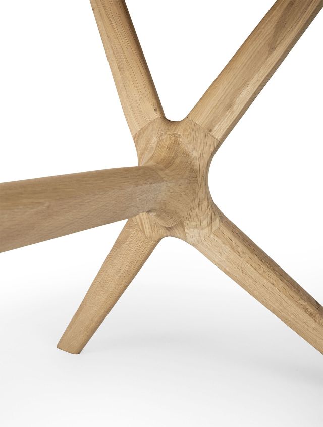 Detailaufnahme des Ethnicraft X Tisch Eiche Untergestells mit vier Tischbeinen aus massivem Eichenholz.