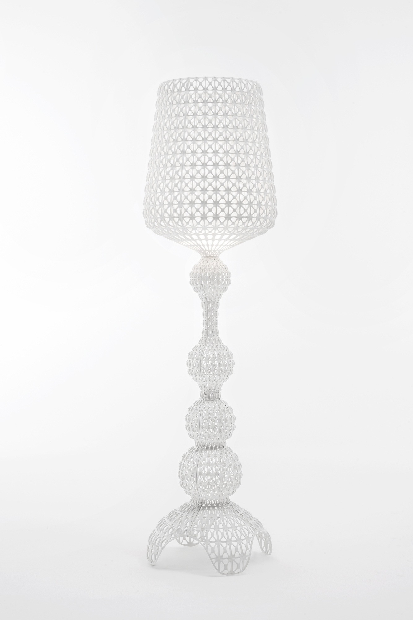Weiße Kabuki Stehleuchte von Kartell für den Außenbereich, filigranes Design.