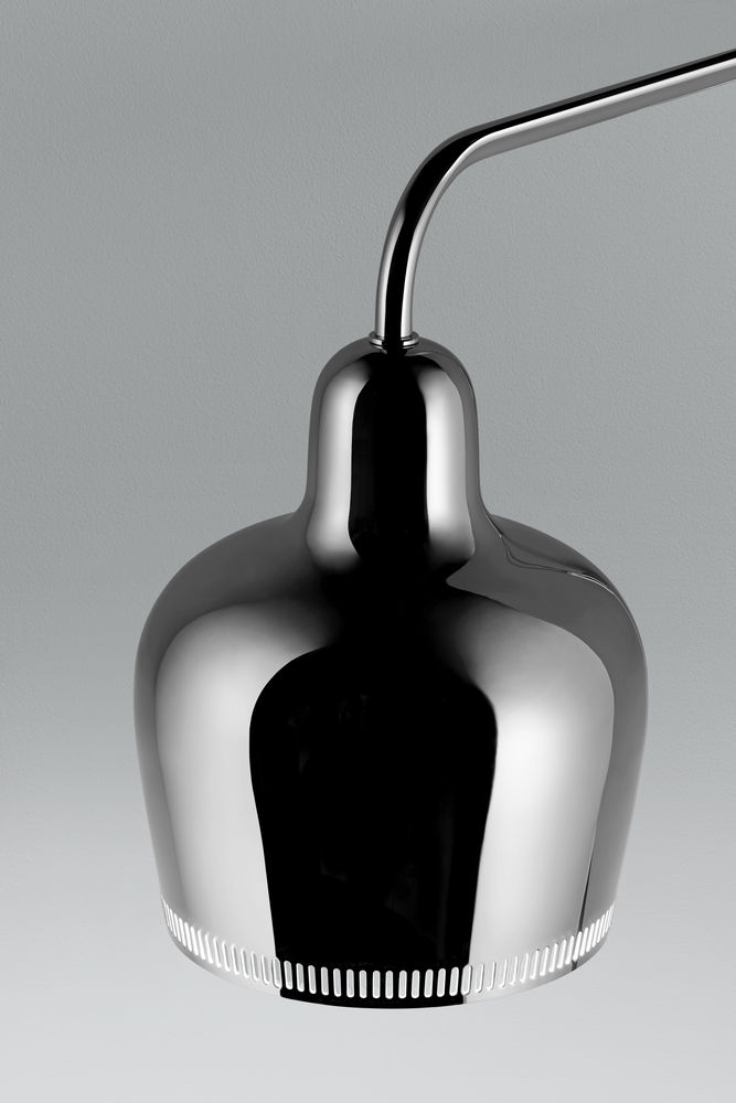 Nahaufnahme der A330S Golden Bell Wandleuchte von Artek in Chrom. Designleuchte für Innenräume.