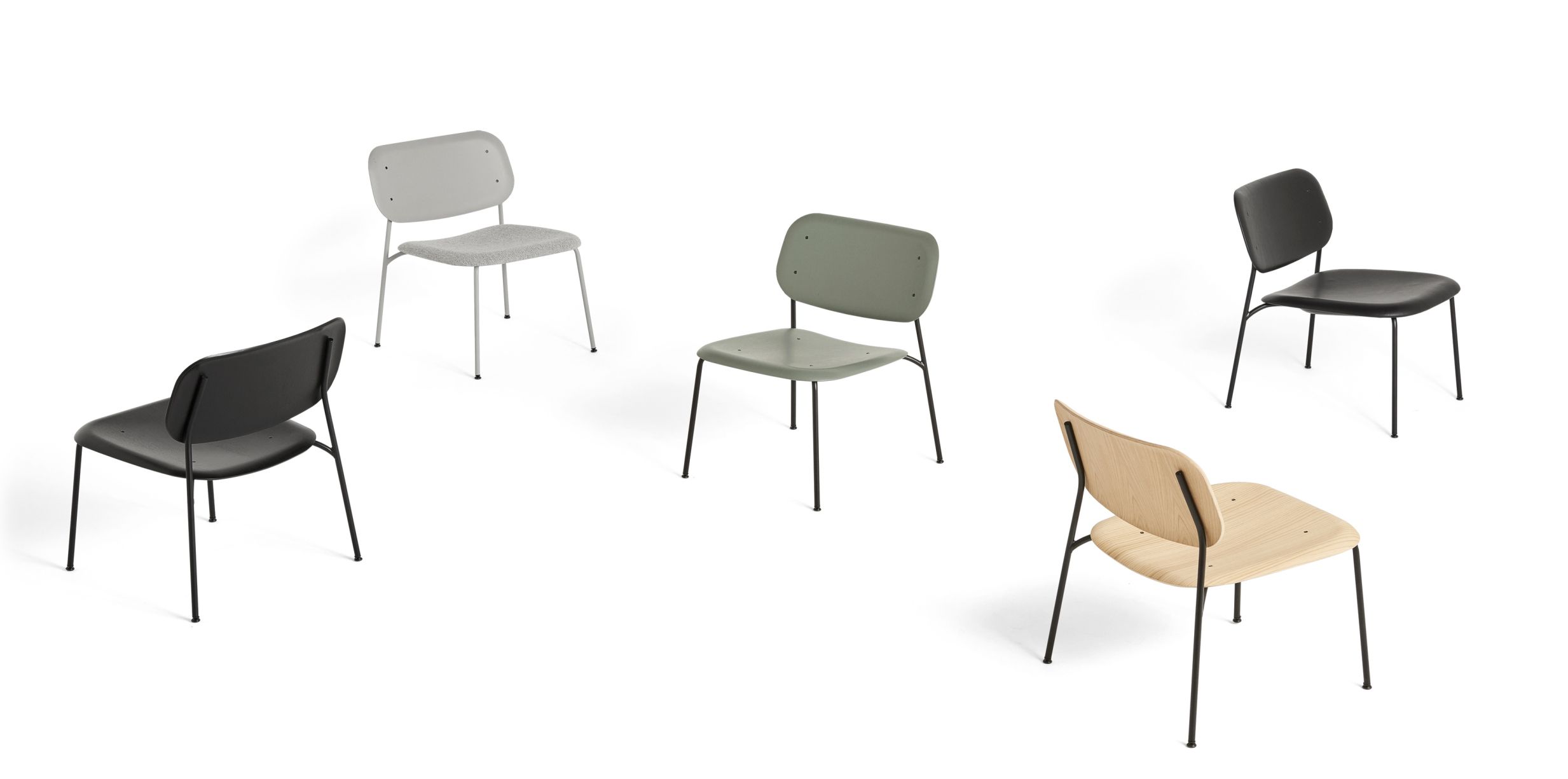 Mehrere HAY Soft Edge Stühle in verschiedenen Farben und Ausführungen auf weißem Hintergrund.