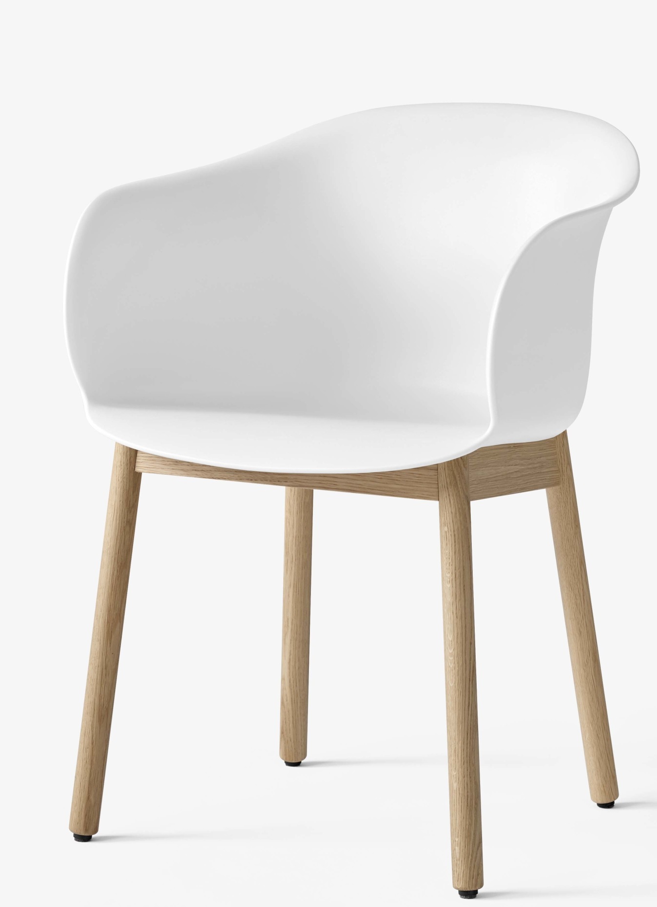 Weißer Elefy Lounge Chair JH30 Sessel von AndTradition mit Holzgestell, Frontansicht auf hellem Hintergrund.