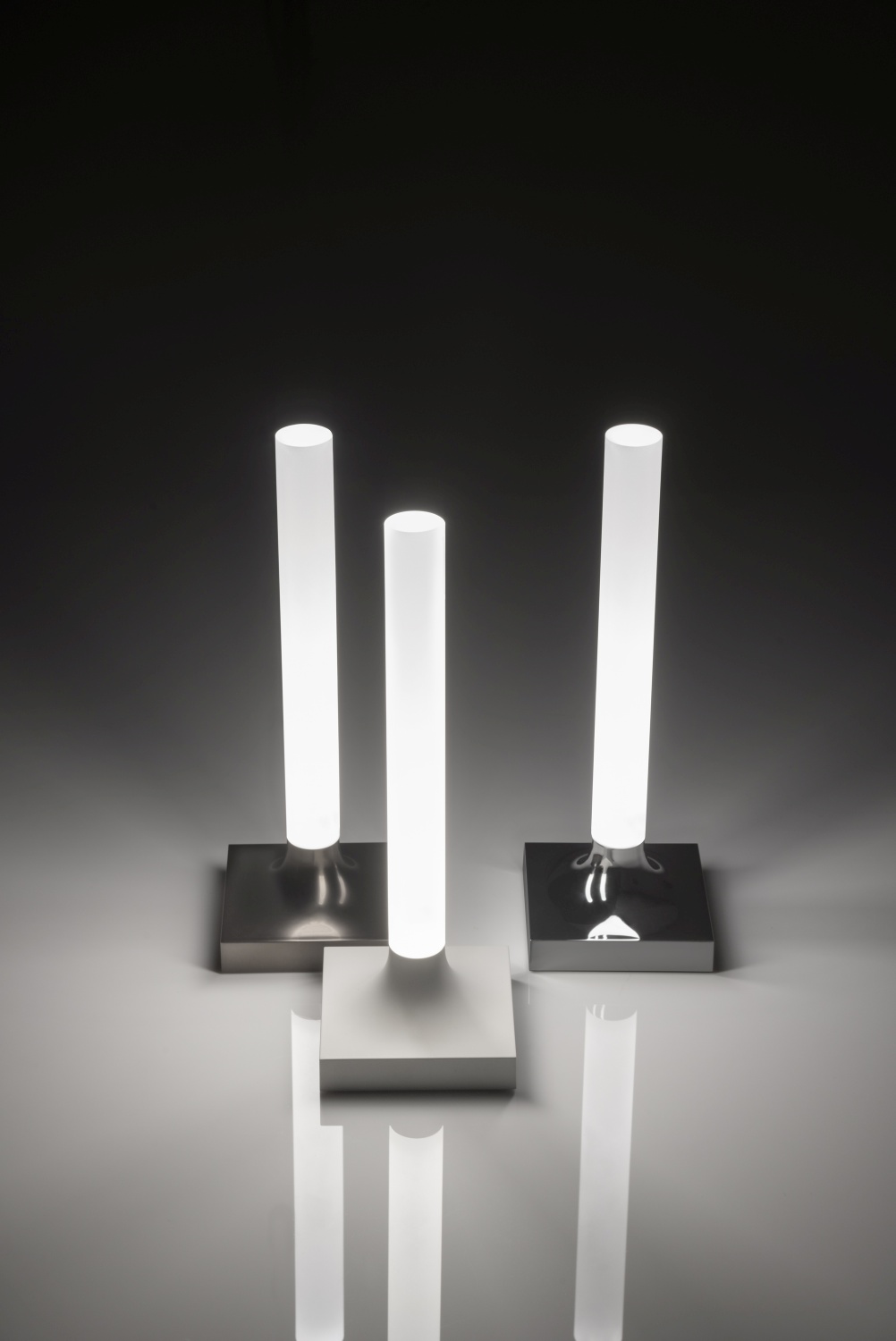 Drei Goodnight Akkuleuchten von Kartell in Champagner glänzend, moderne Tischleuchten mit LED.